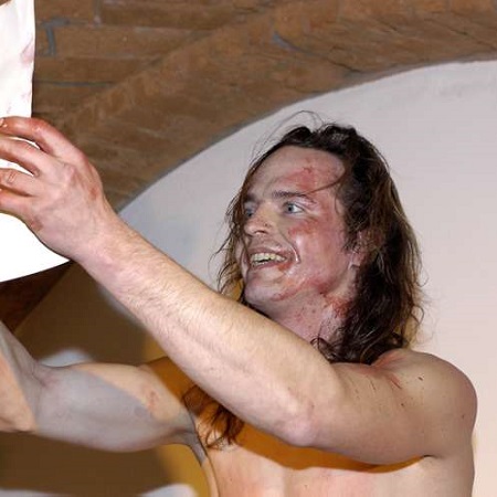 Karasek's Schauspielereien: Szene 014 - Karasek mit Post aus der Heimat