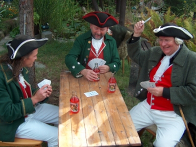 Räuber spielen Karten